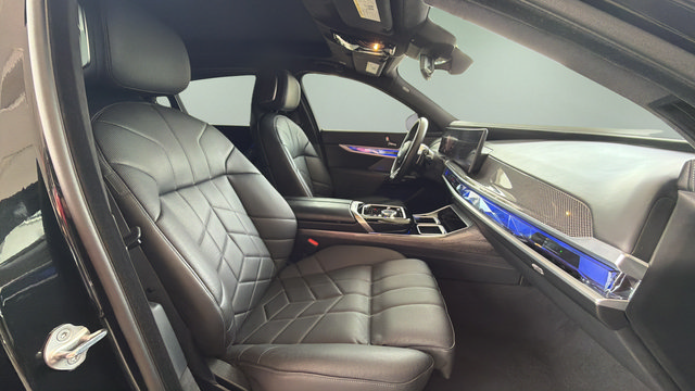 Used 2025 BMW 760i xDrive w/ Executive Package AWD/4WD image 11