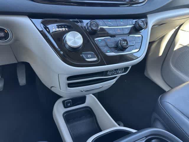 Used 2024 Chrysler Pacifica Touring-L FWD image 25