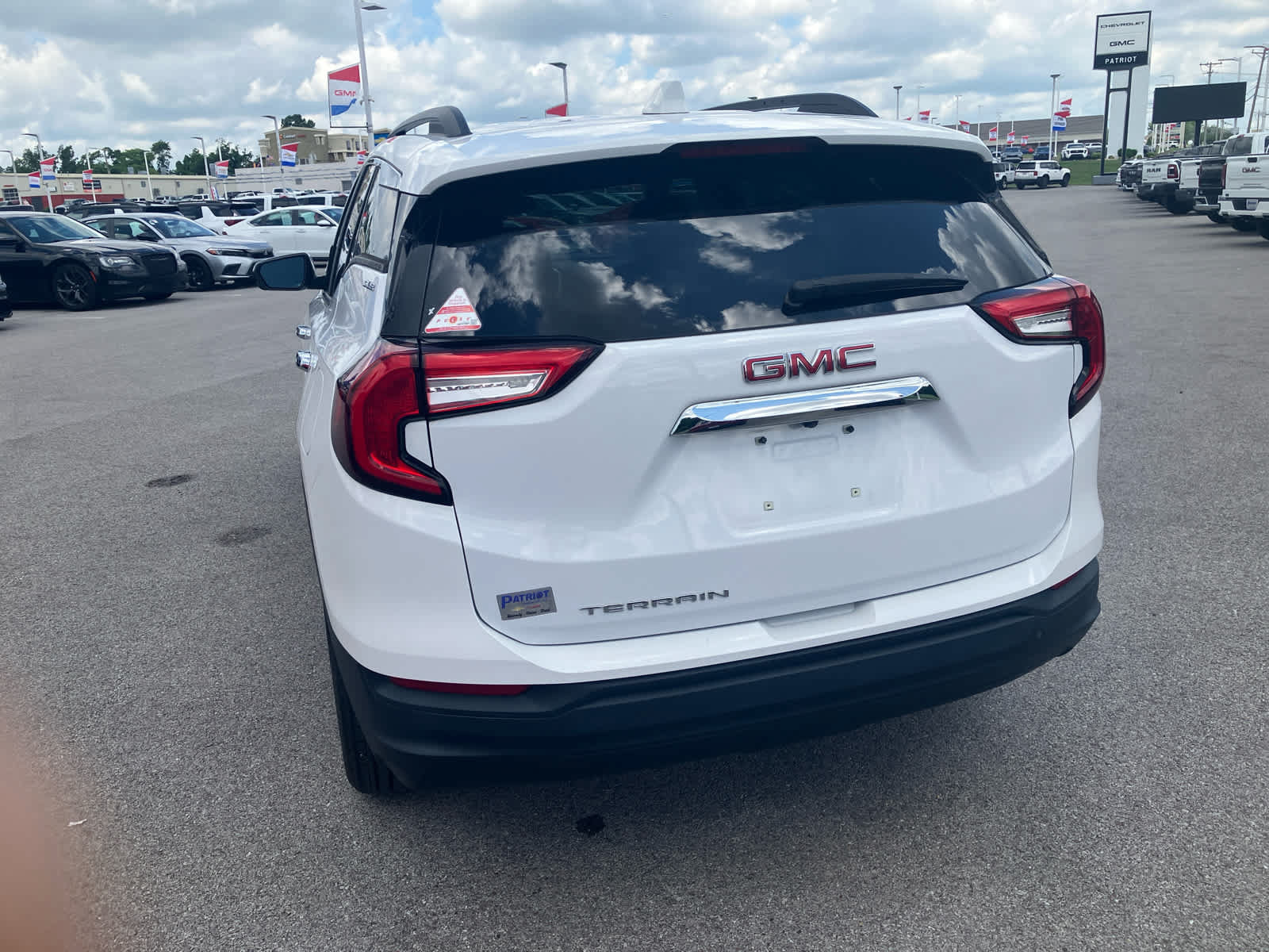 Used 2022 GMC Terrain SLE w/ Driver Convenience Package FWD image 6