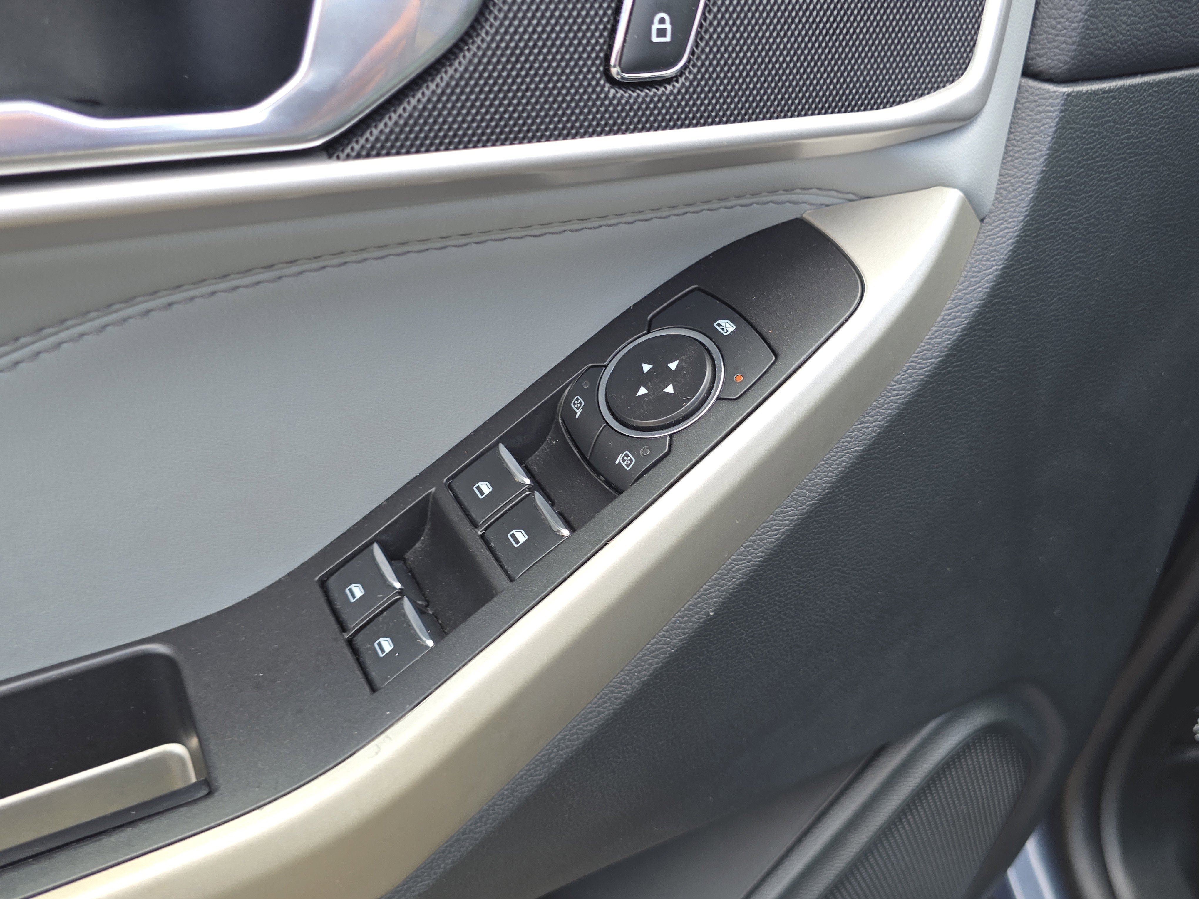 Used 2021 Ford Explorer XLT w/ Equipment Group 202A image 20