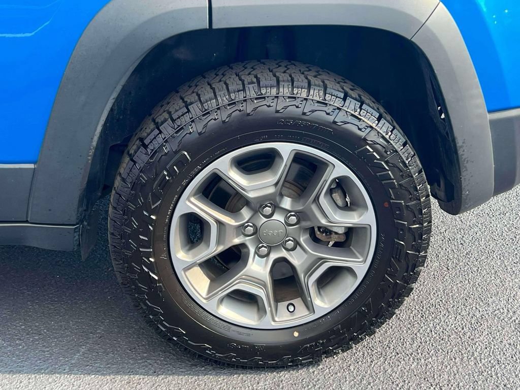 Used 2022 Jeep Cherokee Trailhawk w/ Premium Leather Package AWD/4WD image 11