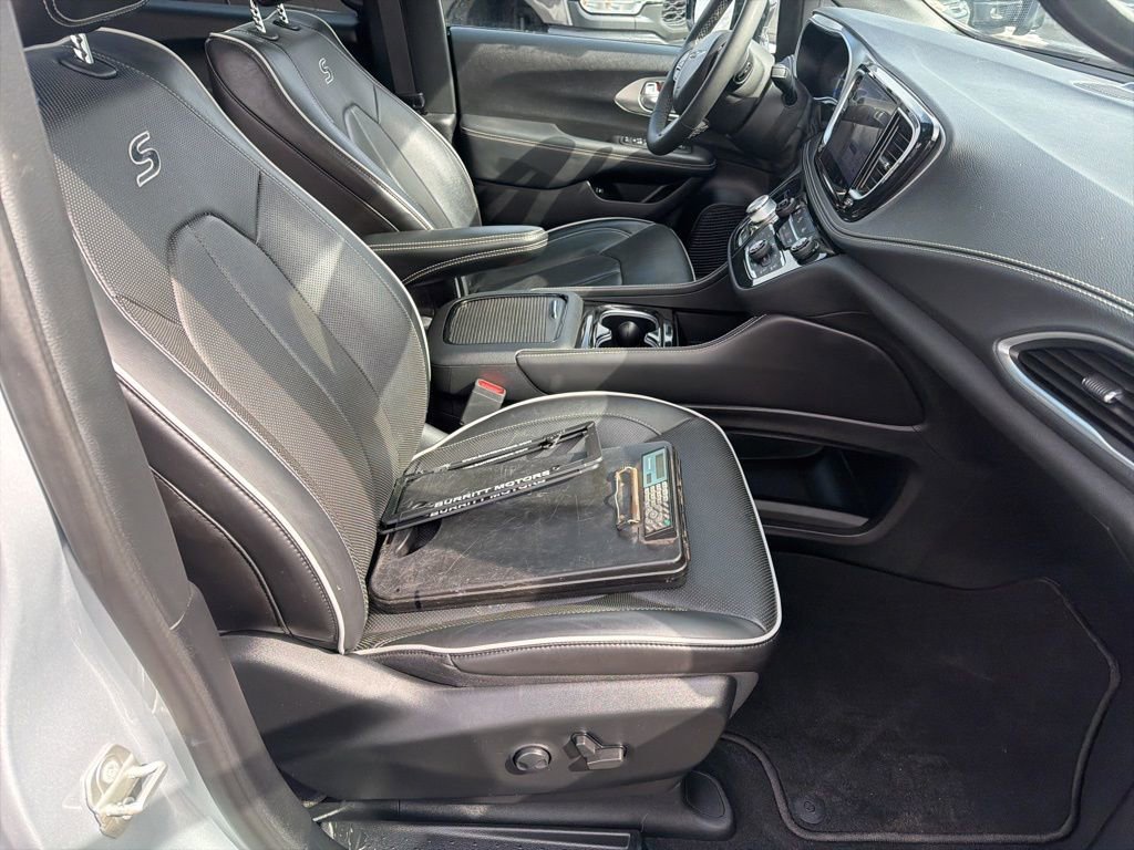Used 2023 Chrysler Pacifica Limited w/ S Appearance Package image 23