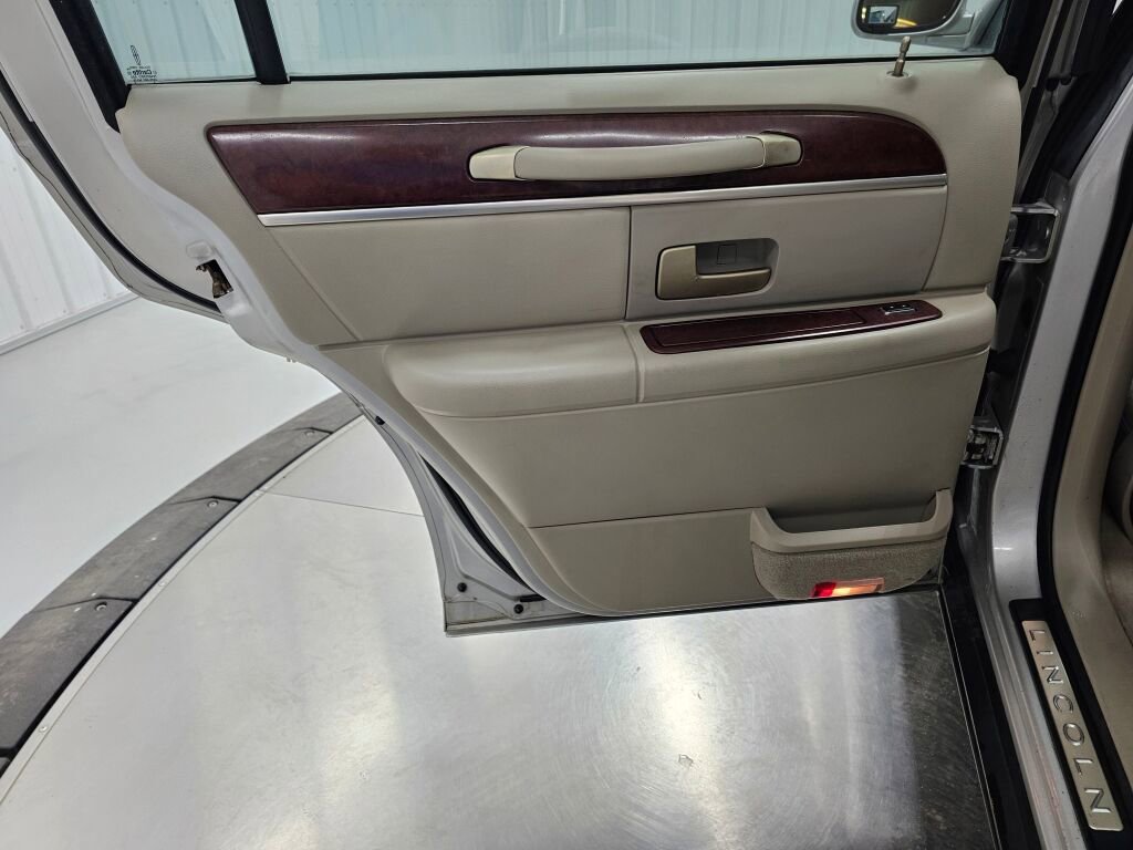 Used 2005 Lincoln Town Car Signature Limited image 30