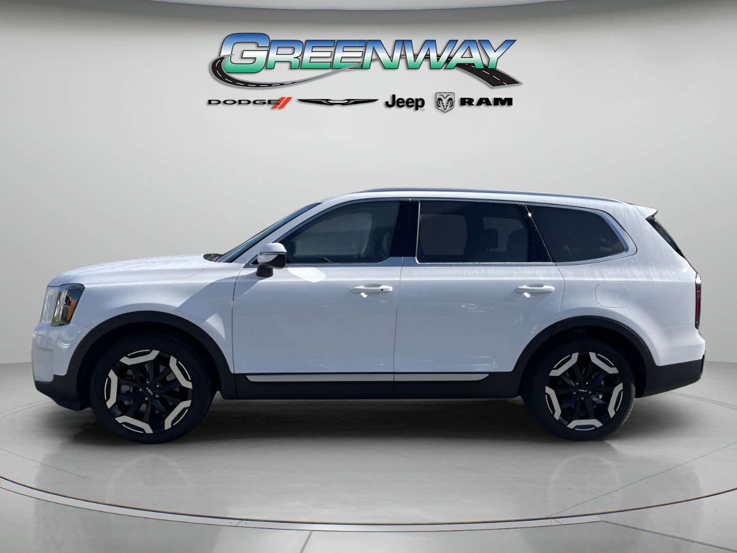 Used 2024 Kia Telluride EX w/ EX Captain's Chair Package FWD image 2