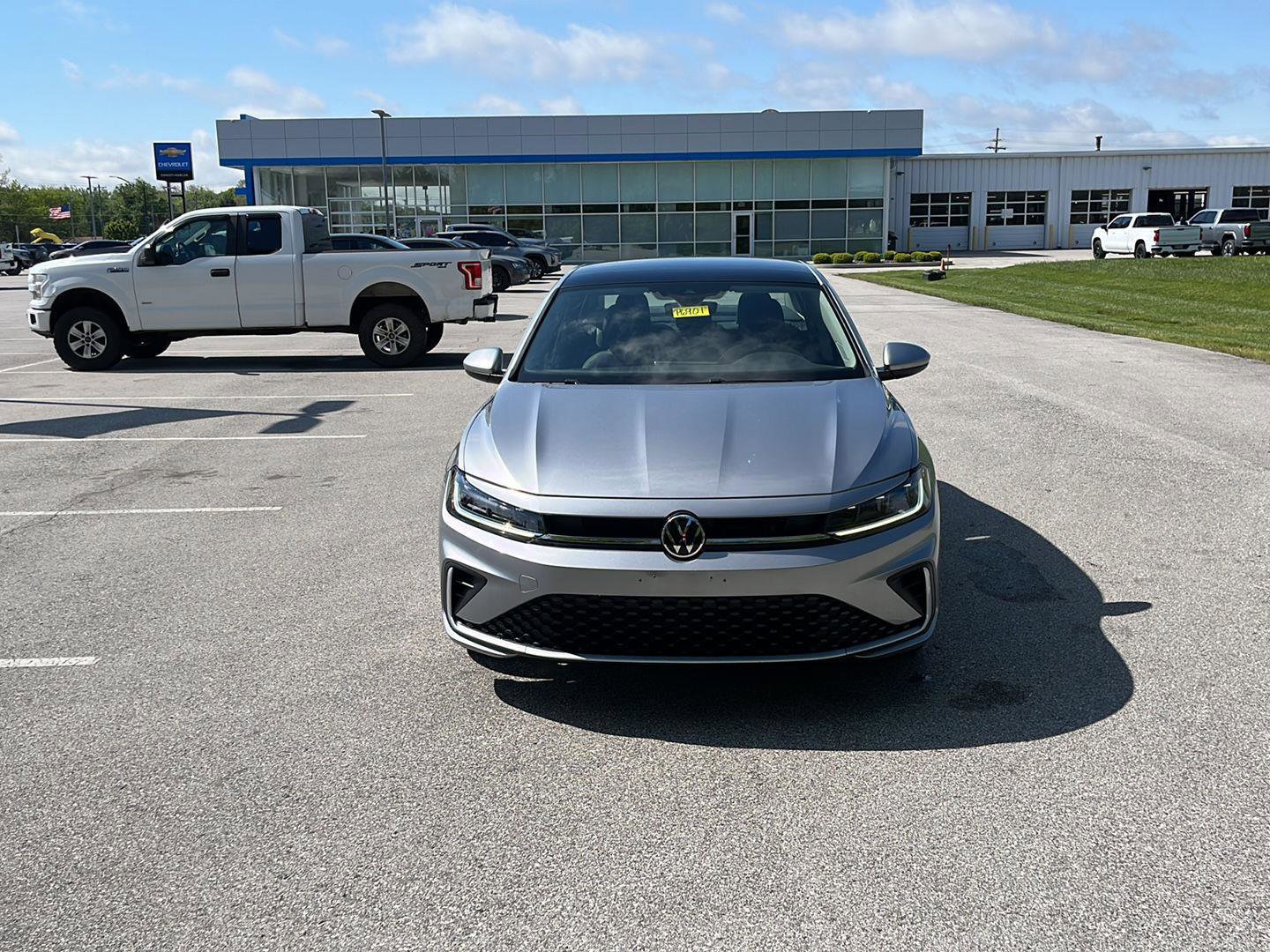 Used 2025 Volkswagen Jetta SE FWD image 9