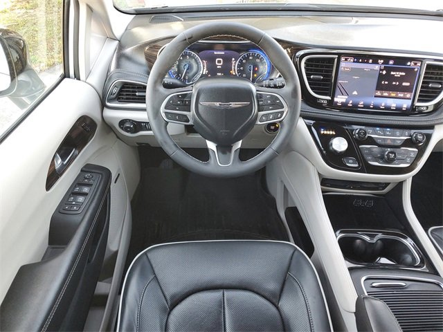 Used 2024 Chrysler Pacifica Limited w/ Uconnect Theater Family Group image 29