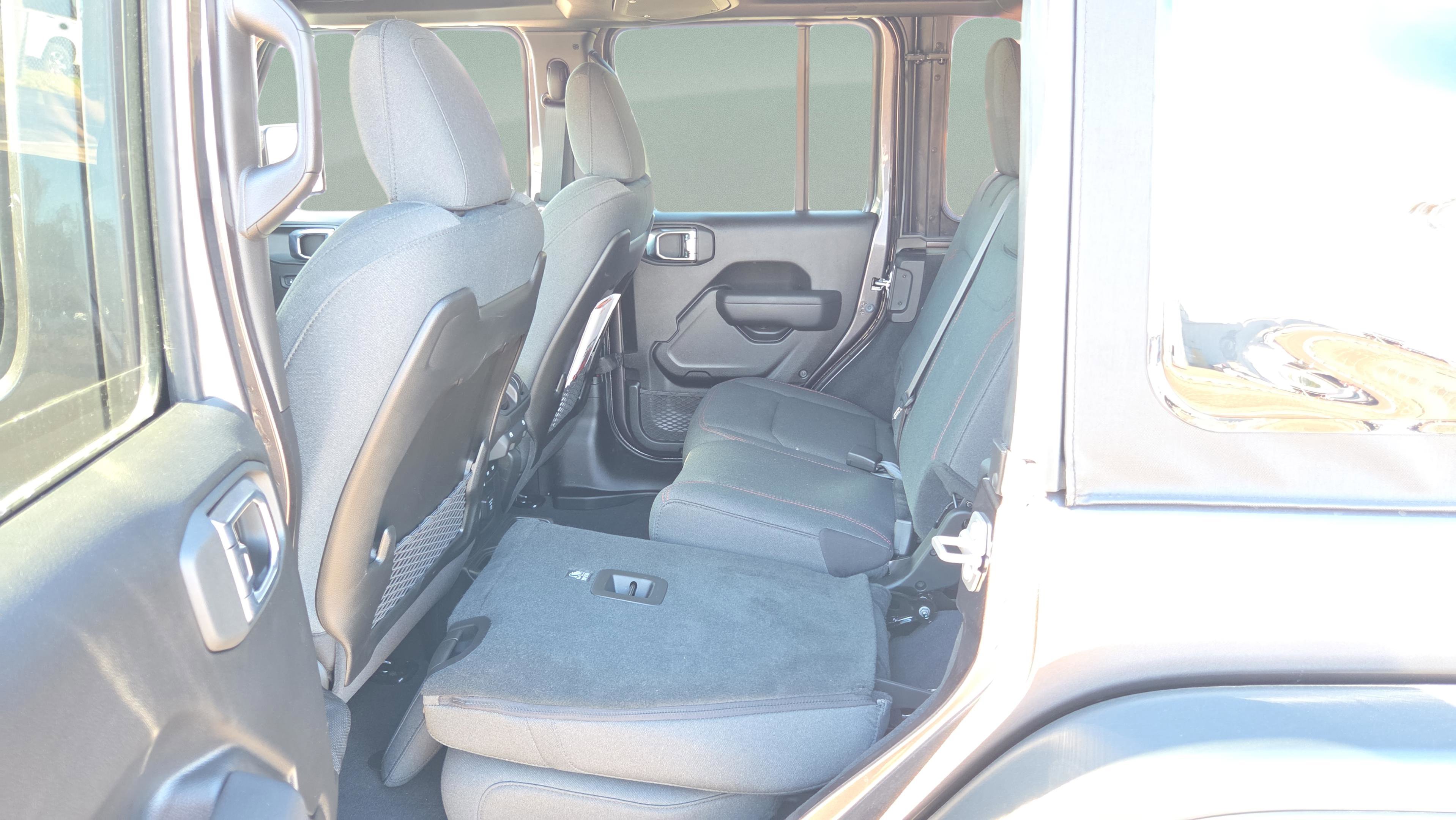 Used 2025 Jeep Wrangler Unlimited Rubicon w/ Technology Group image 15