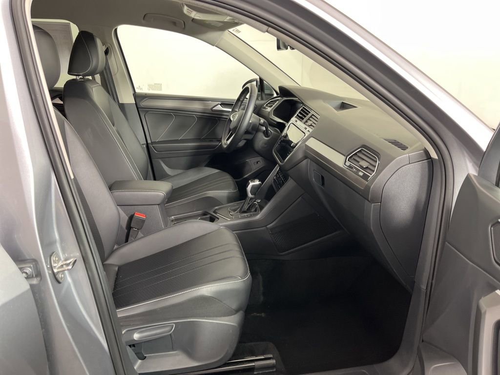 Used 2024 Volkswagen Tiguan SE image 6
