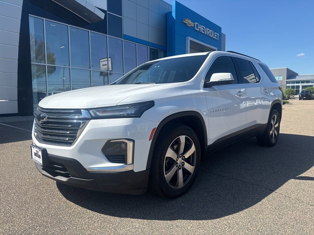 Used 2023 Chevrolet Traverse LT w/ LT Premium Package AWD/4WD image 4