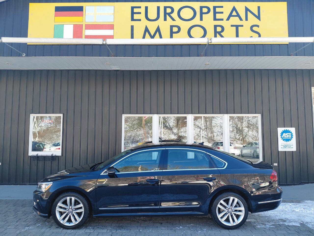 Used 2017 Volkswagen Passat 1.8T SEL Premium image 1