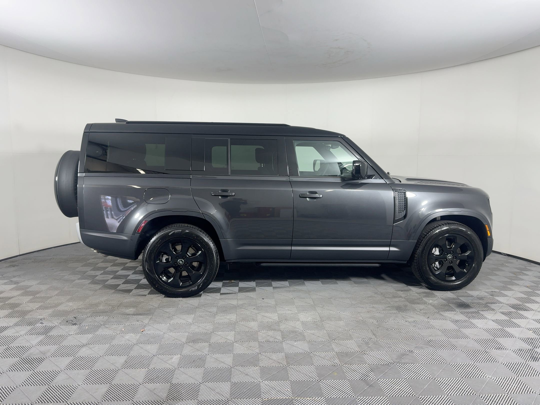 New 2025 Land Rover Defender 130 S image 9