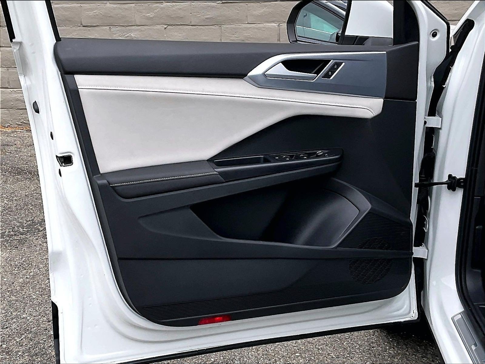 Certified 2025 Volkswagen Taos SE FWD image 22