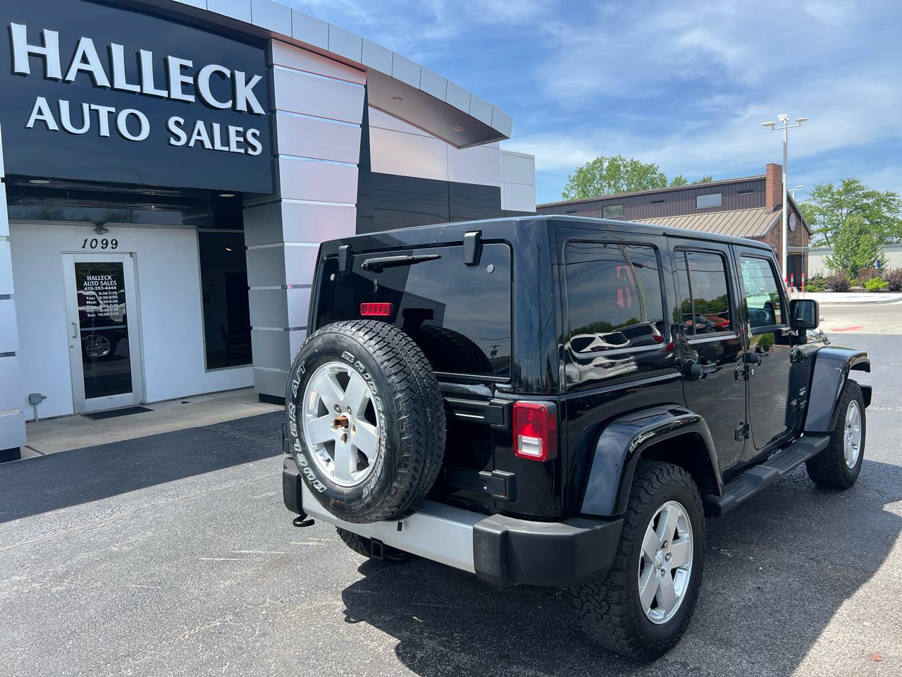 Used 2011 Jeep Wrangler Unlimited Sahara w/ Connectivity Group AWD/4WD image 6