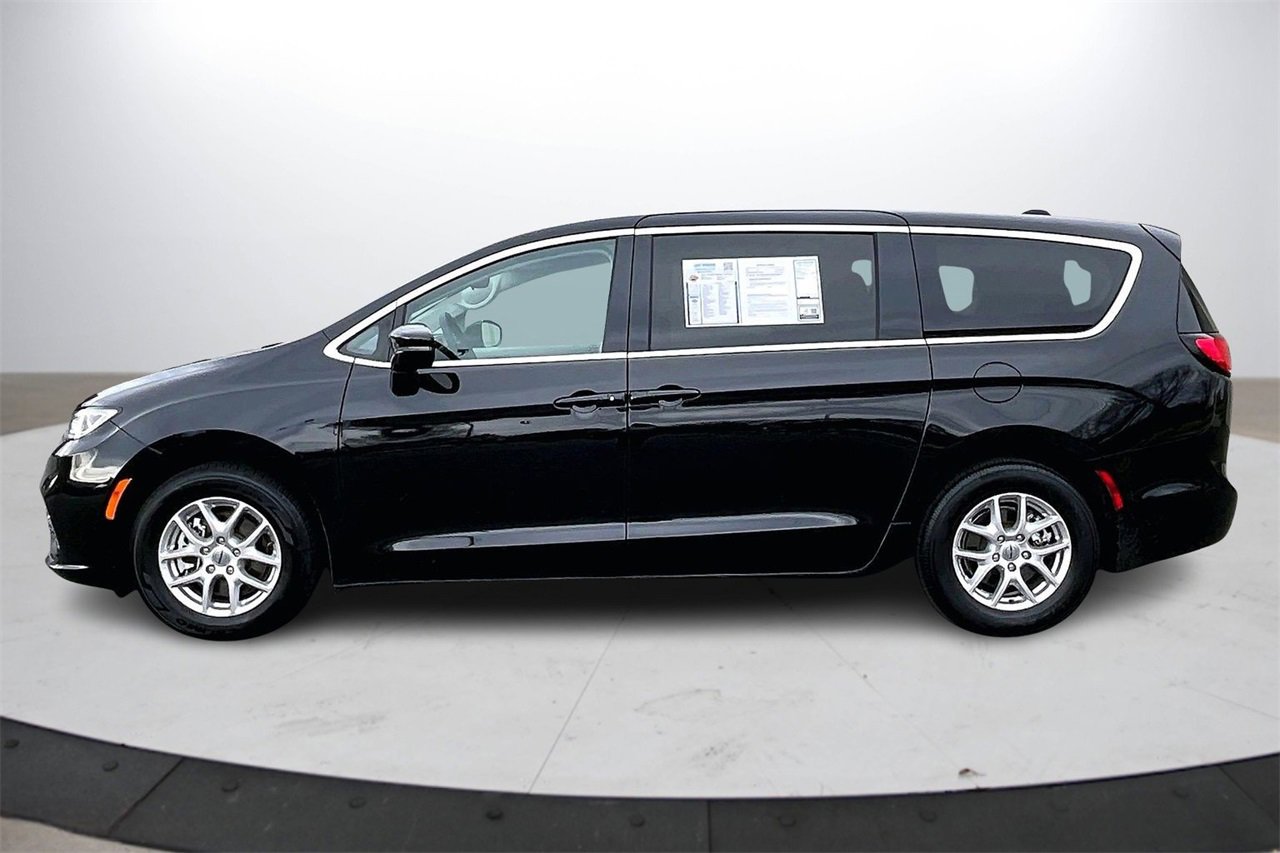 Certified 2024 Chrysler Pacifica Touring-L image 6