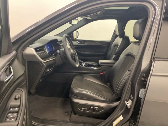 Used 2023 Jeep Grand Cherokee Altitude image 9