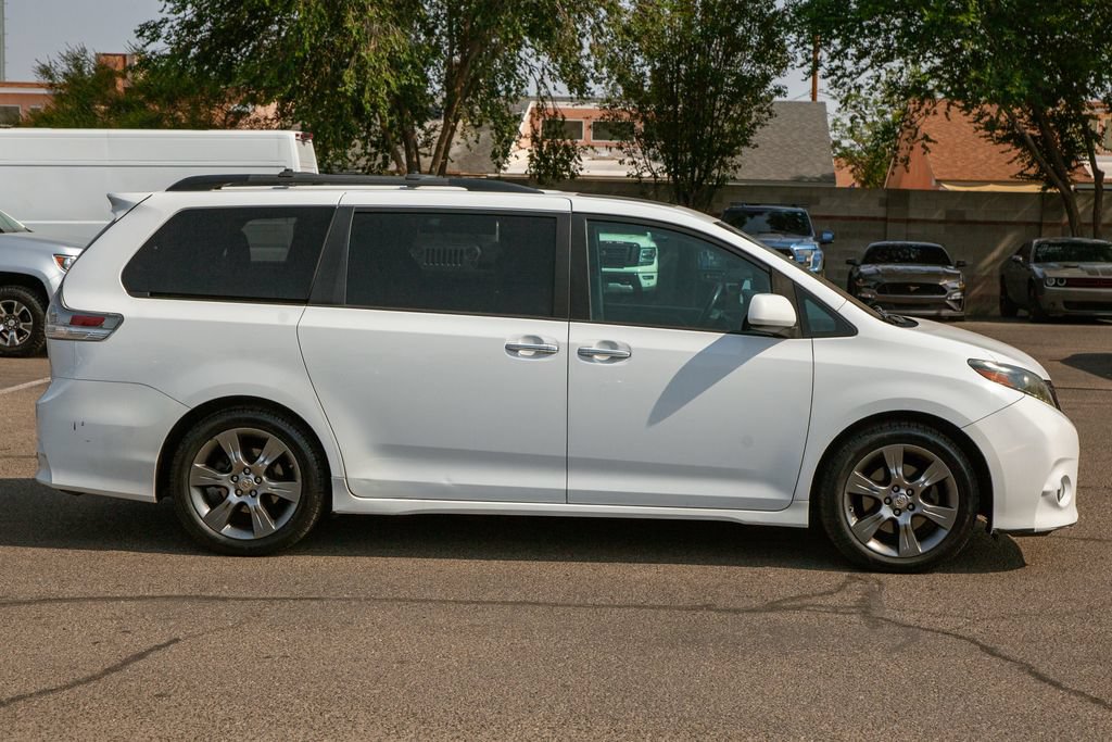 Used 2015 Toyota Sienna SE w/ SE Preferred Package FWD image 4