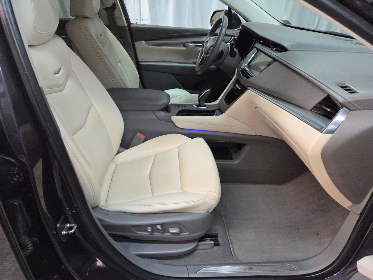 Used 2017 Cadillac XT5 Premium Luxury w/ Advanced Security Package AWD/4WD image 15