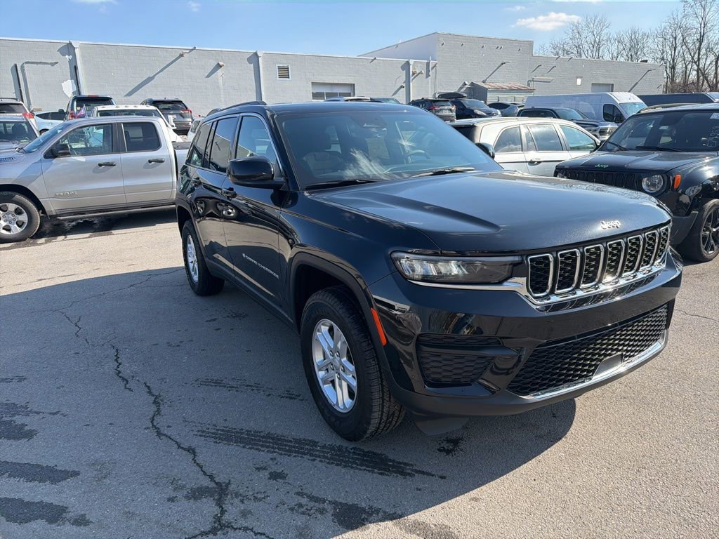 Used 2025 Jeep Grand Cherokee Laredo image 3