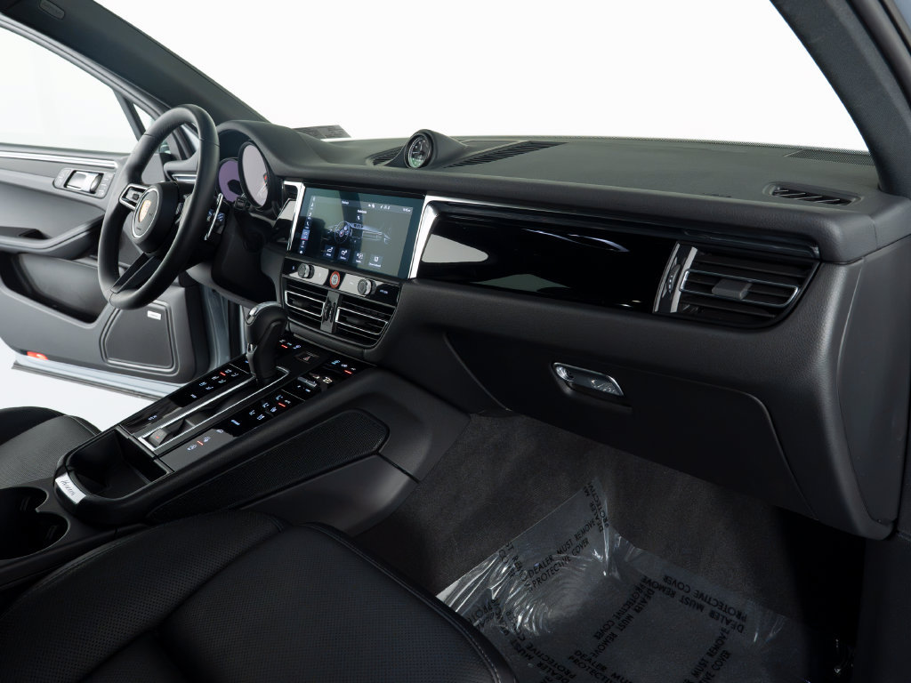 Certified 2026 Porsche Macan AWD/4WD image 36