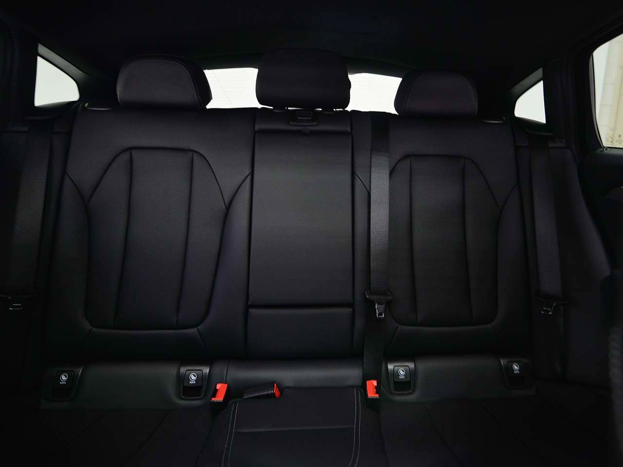 Certified 2023 BMW X4 xDrive30i w/ Premium Package image 9