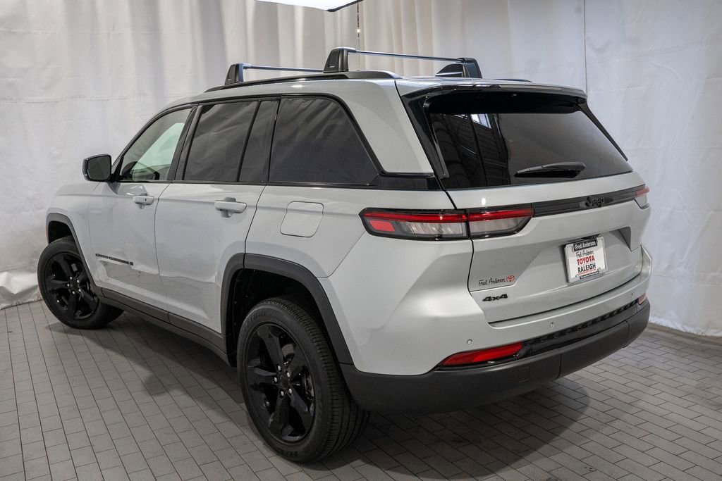 Used 2023 Jeep Grand Cherokee Altitude image 4