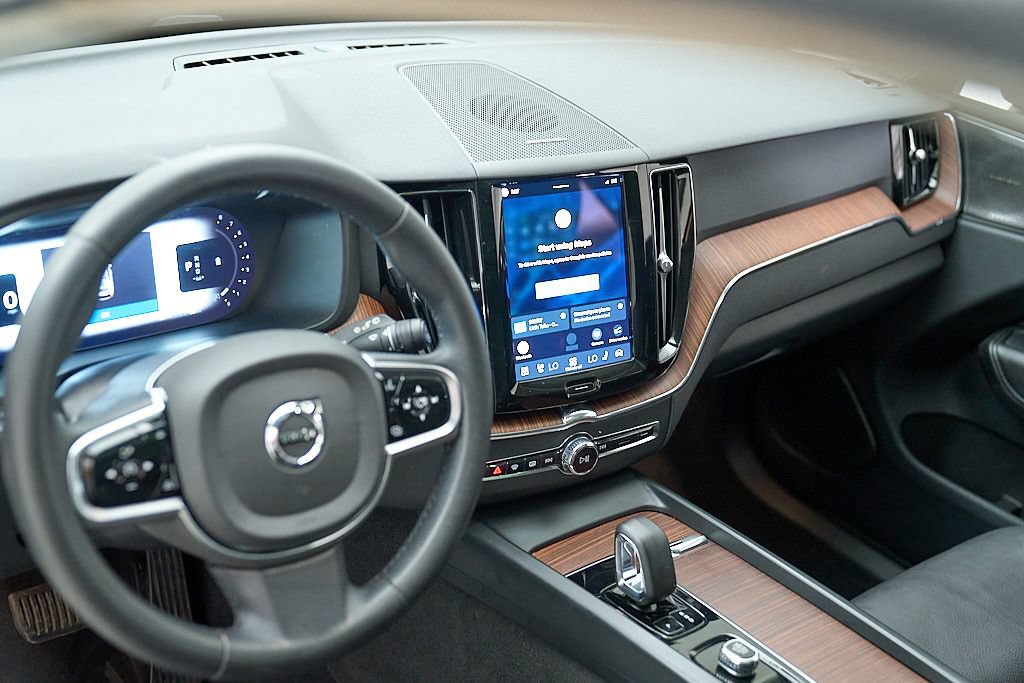 Certified 2023 Volvo XC60 B5 Plus AWD/4WD image 12