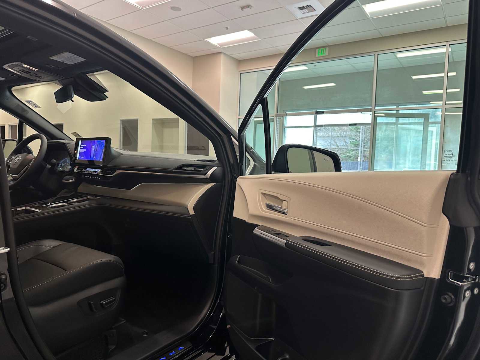 Certified 2025 Toyota Sienna Platinum image 29