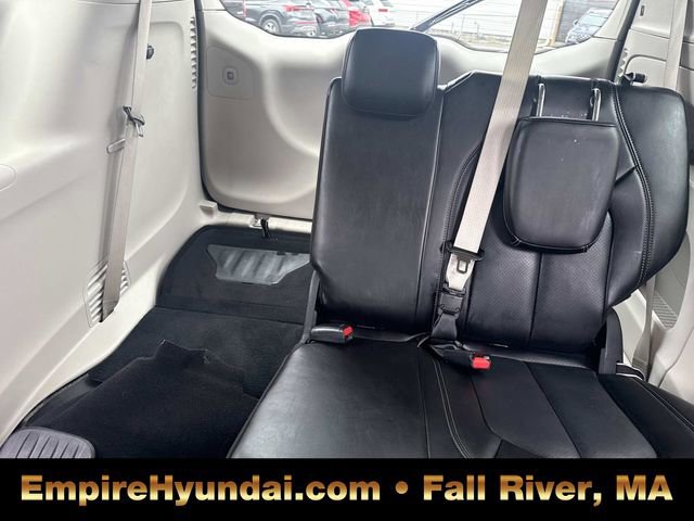 Used 2023 Chrysler Pacifica Touring-L image 16