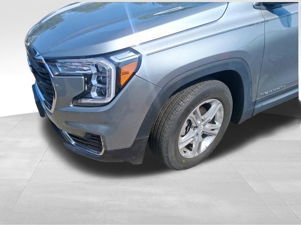 Used 2023 GMC Terrain SLE w/ Driver Convenience Package FWD image 4
