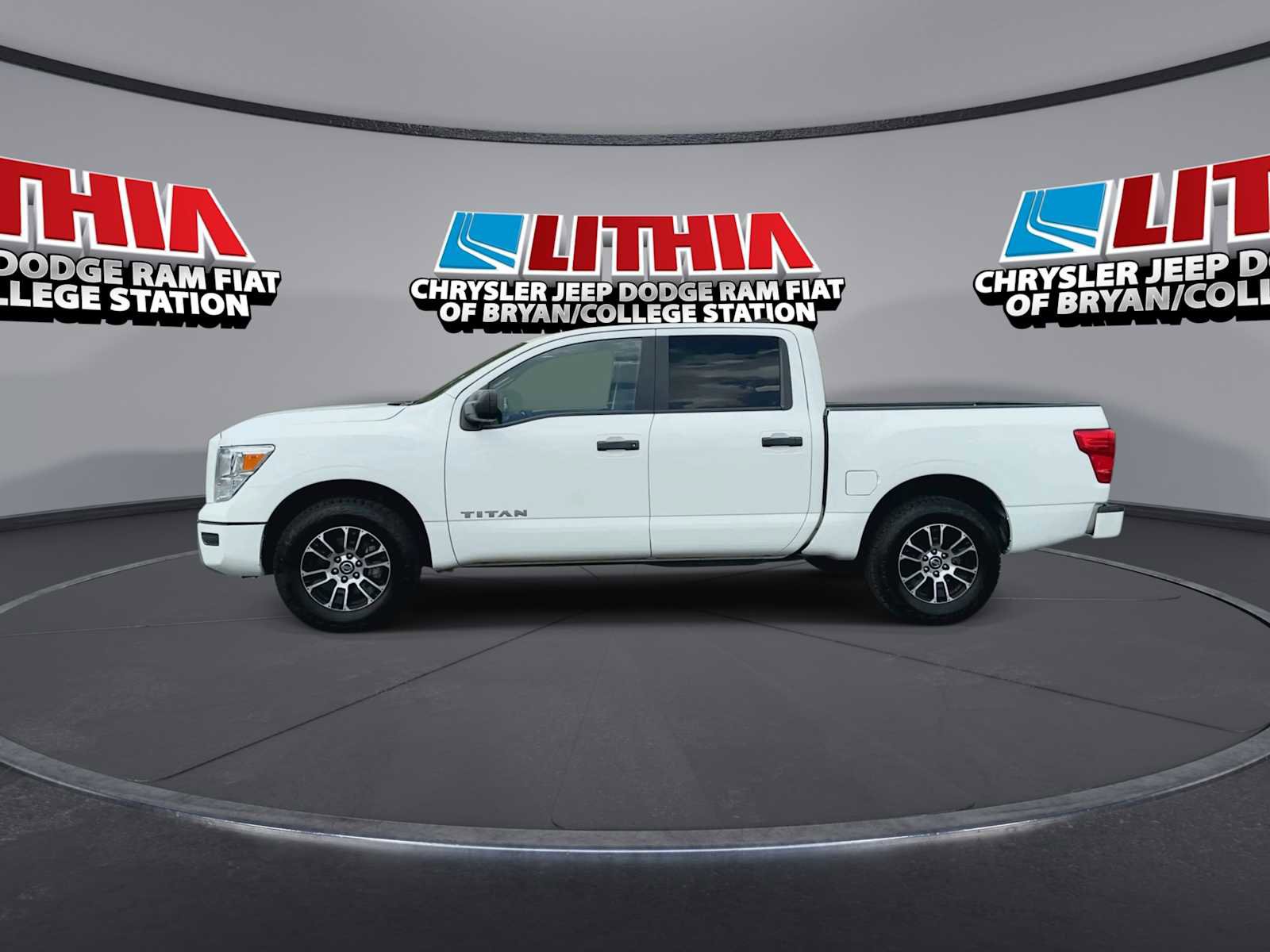 Used 2022 Nissan Titan SV image 5