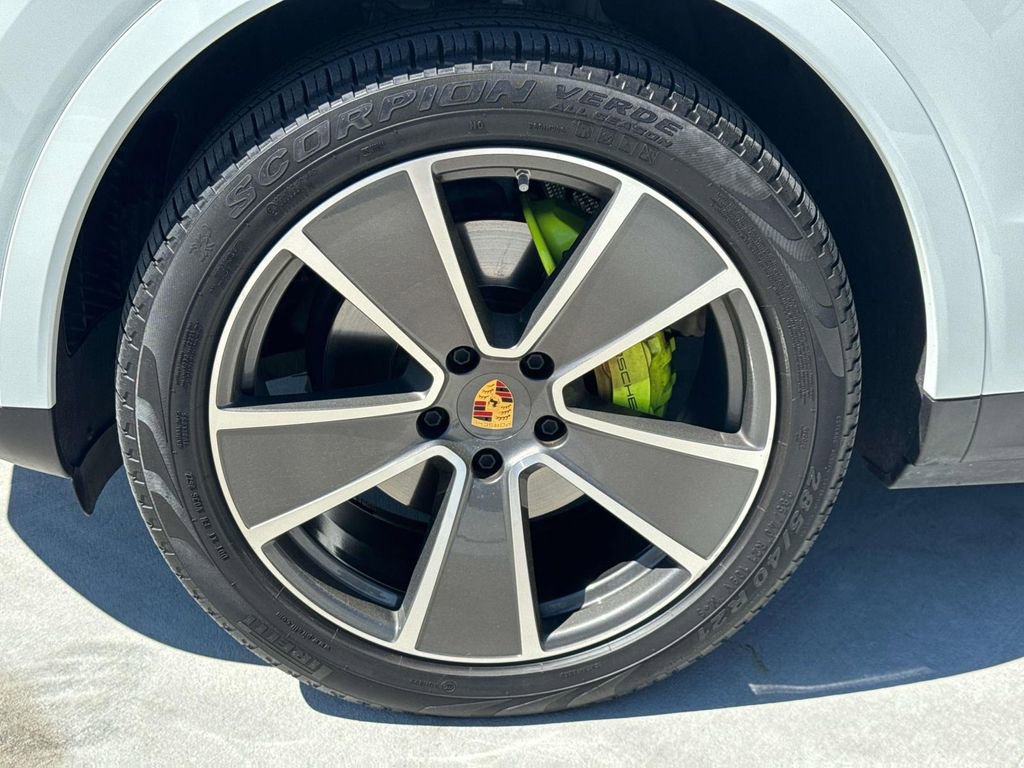 Certified 2023 Porsche Cayenne Platinum Edition image 8