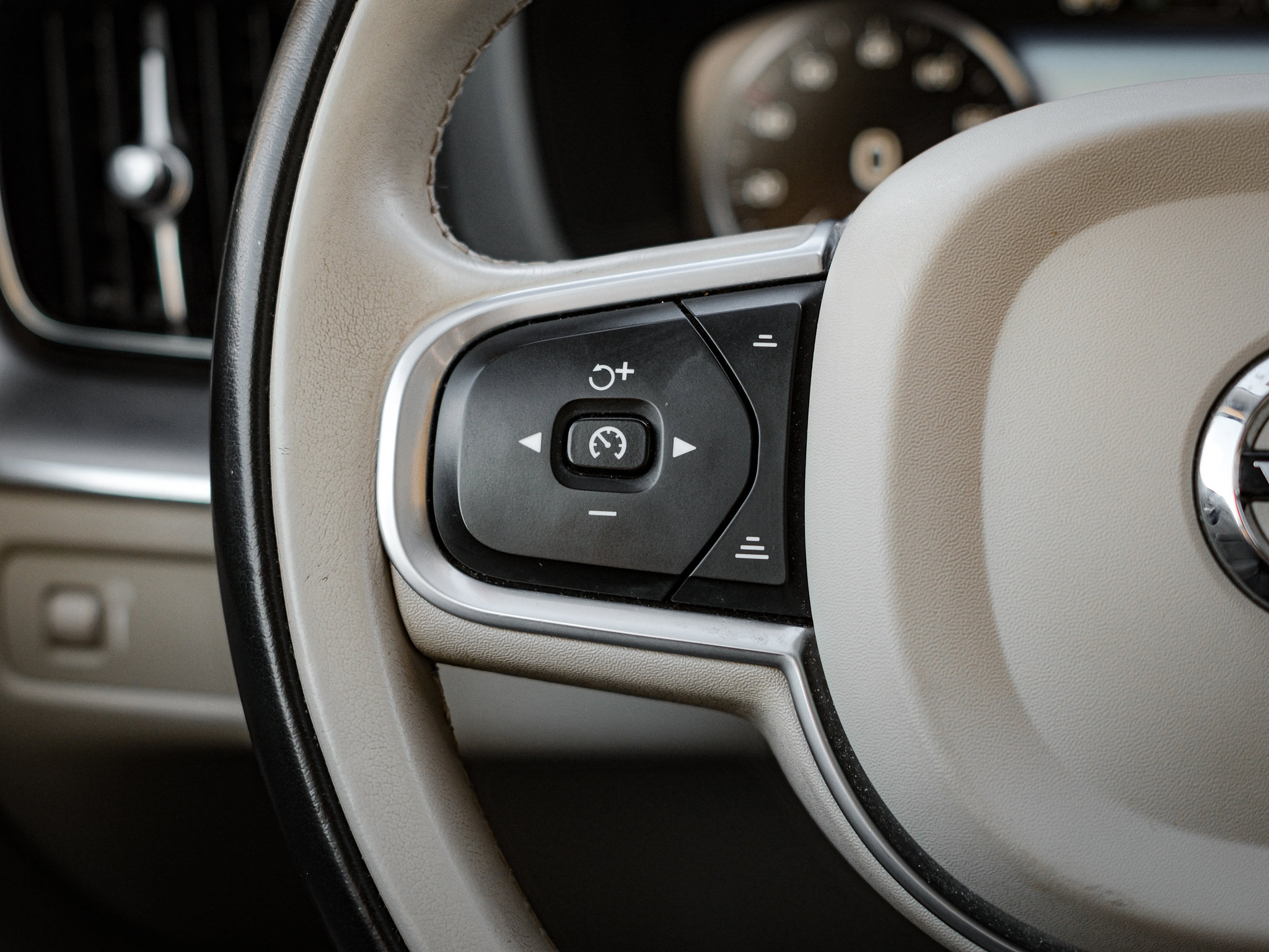 Used 2020 Volvo XC60 T6 Momentum image 18