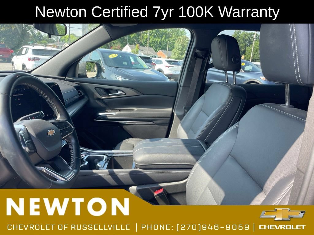 Used 2025 Chevrolet Traverse LT FWD image 4