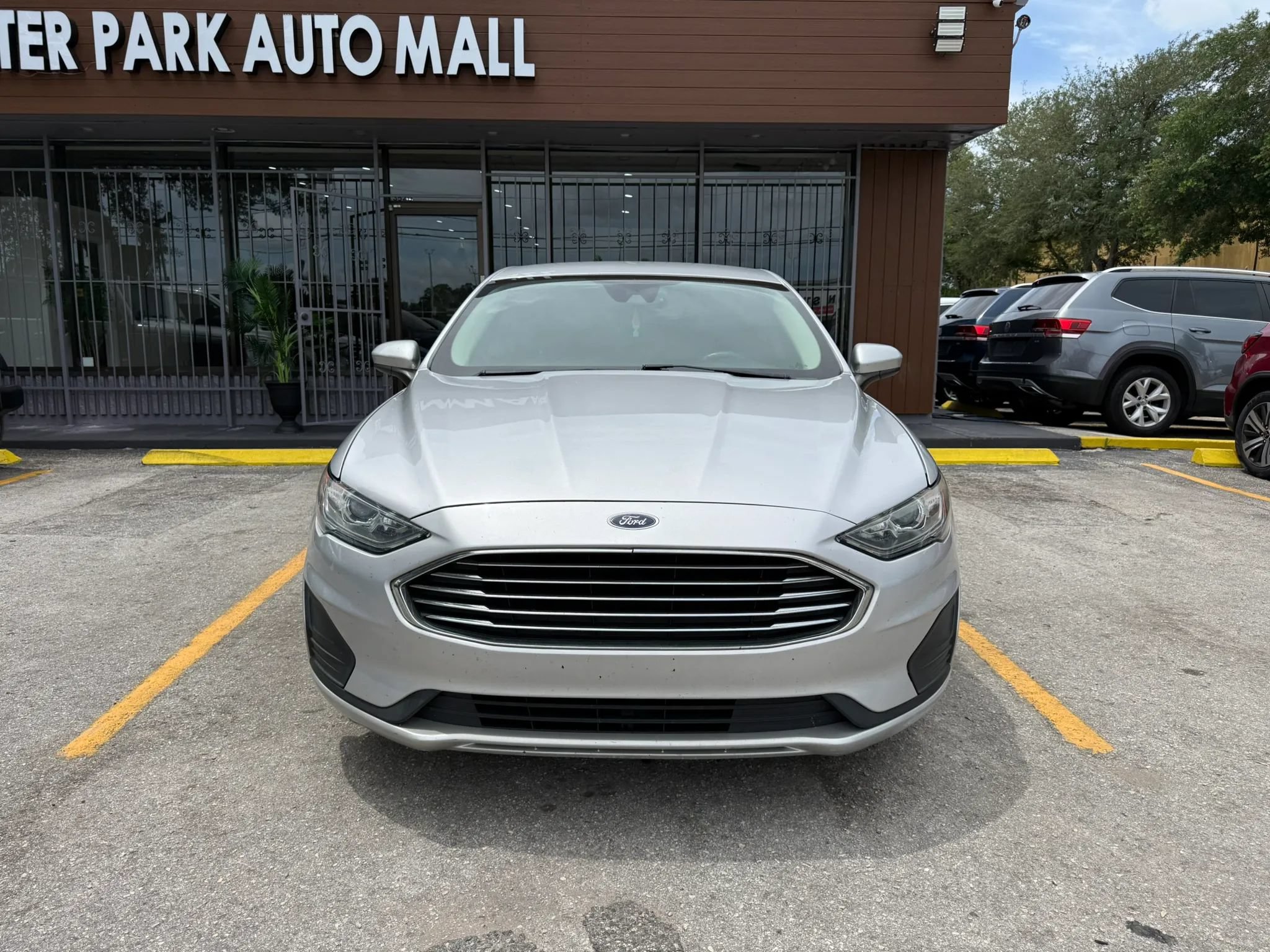 Used 2019 Ford Fusion SE FWD image 2