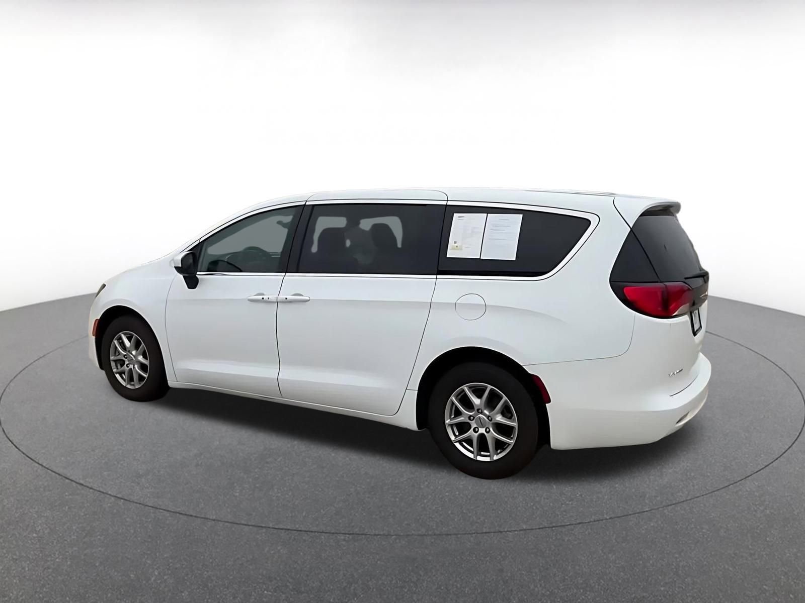 Used 2023 Chrysler Voyager LX image 10