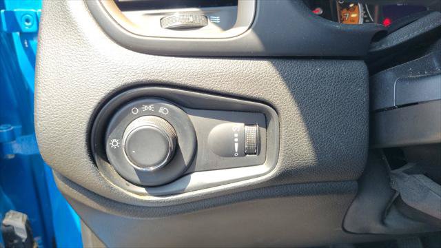 Used 2015 Jeep Renegade Latitude FWD image 19