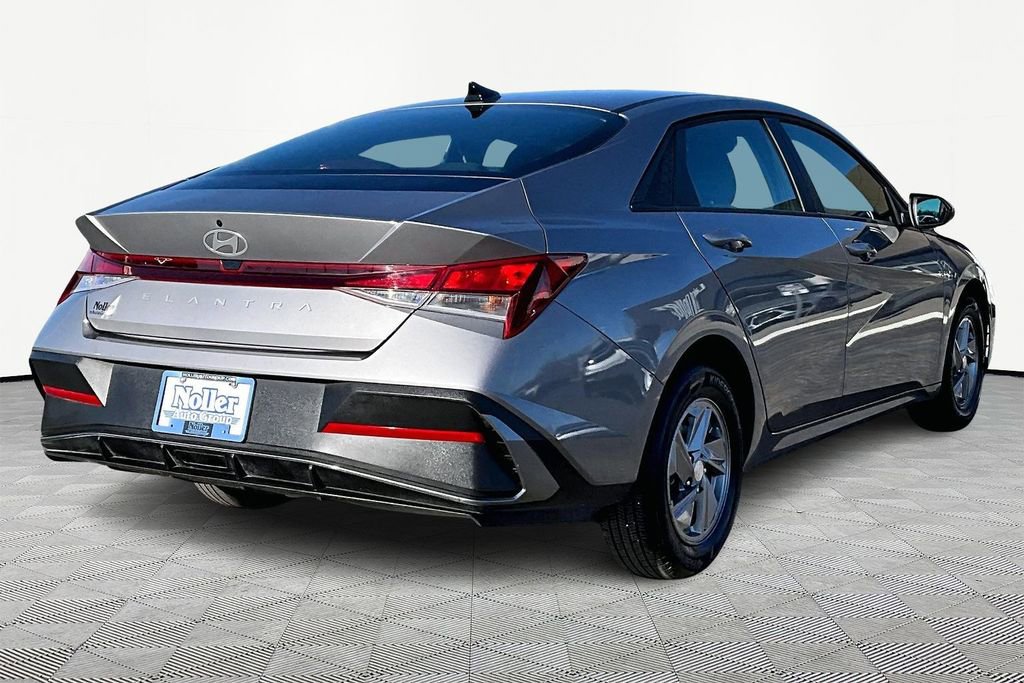 Used 2024 Hyundai Elantra SE image 2