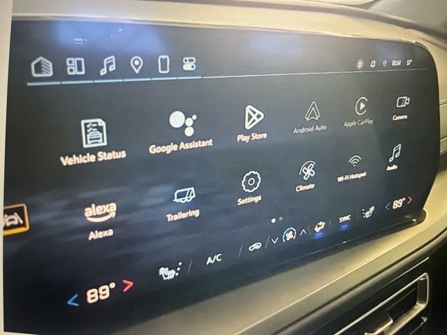 Used 2025 Chevrolet Traverse LT image 9