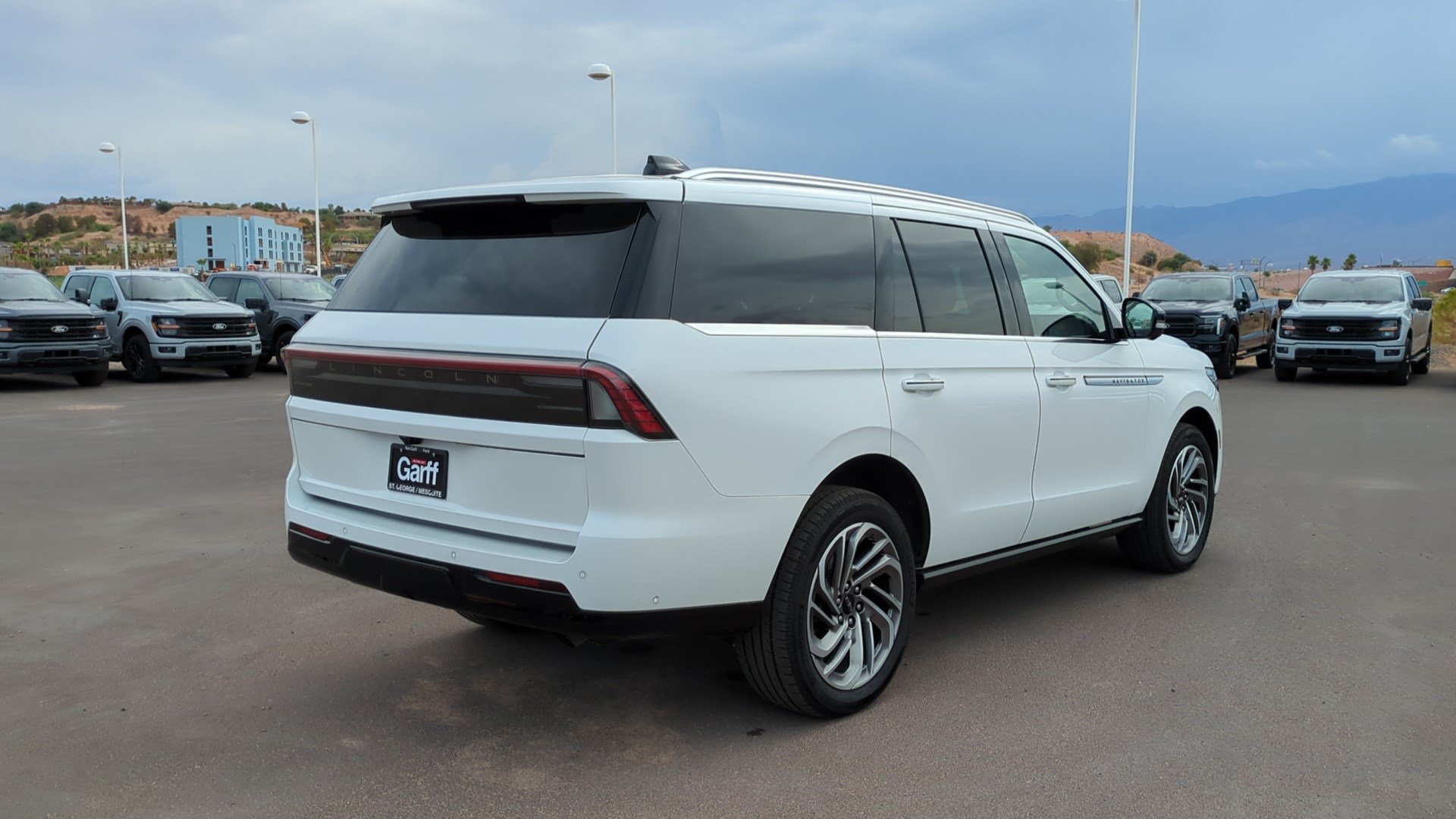 Used 2025 Lincoln Navigator Reserve AWD/4WD image 3