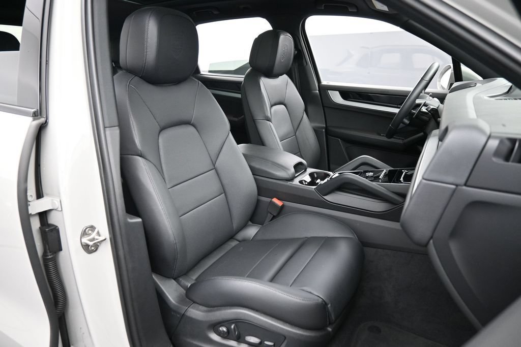 Certified 2025 Porsche Cayenne S AWD/4WD image 31