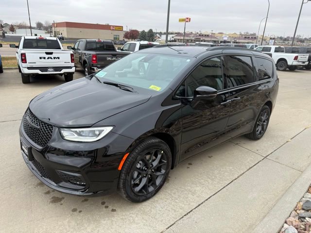 New 2026 Chrysler Pacifica Select w/ S Appearance Package AWD/4WD image 3