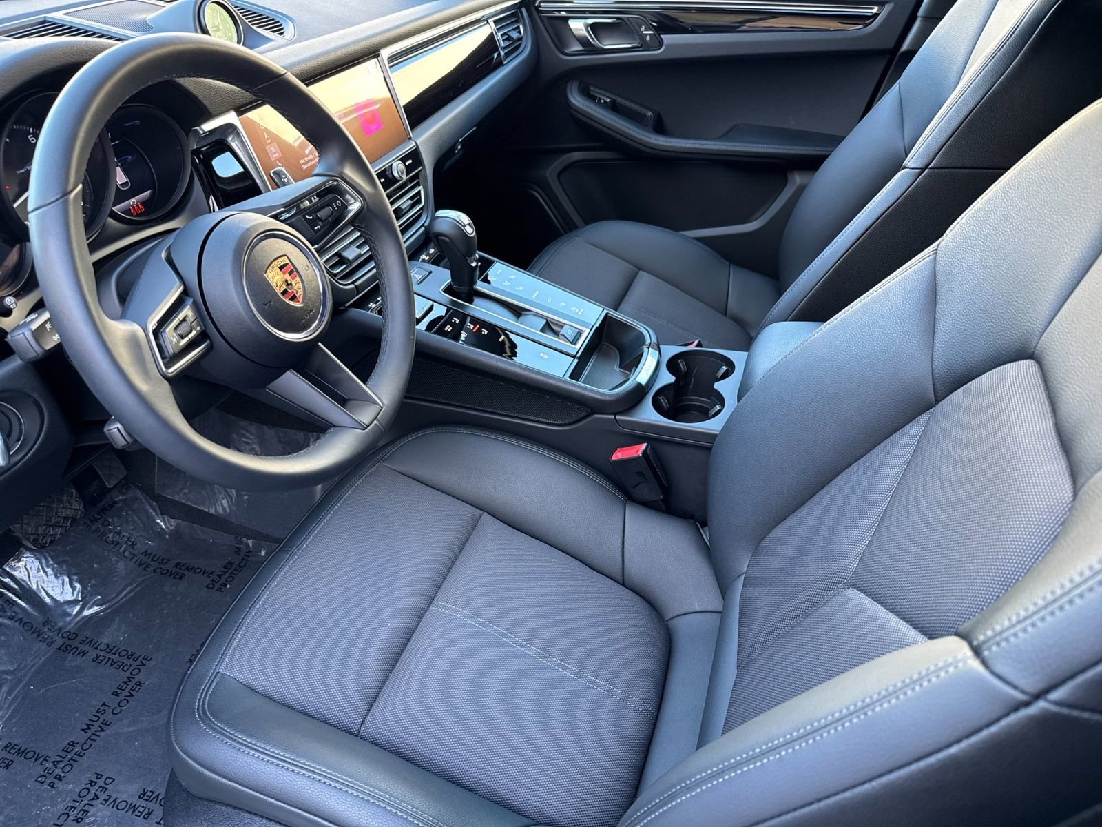 Certified 2025 Porsche Macan image 4
