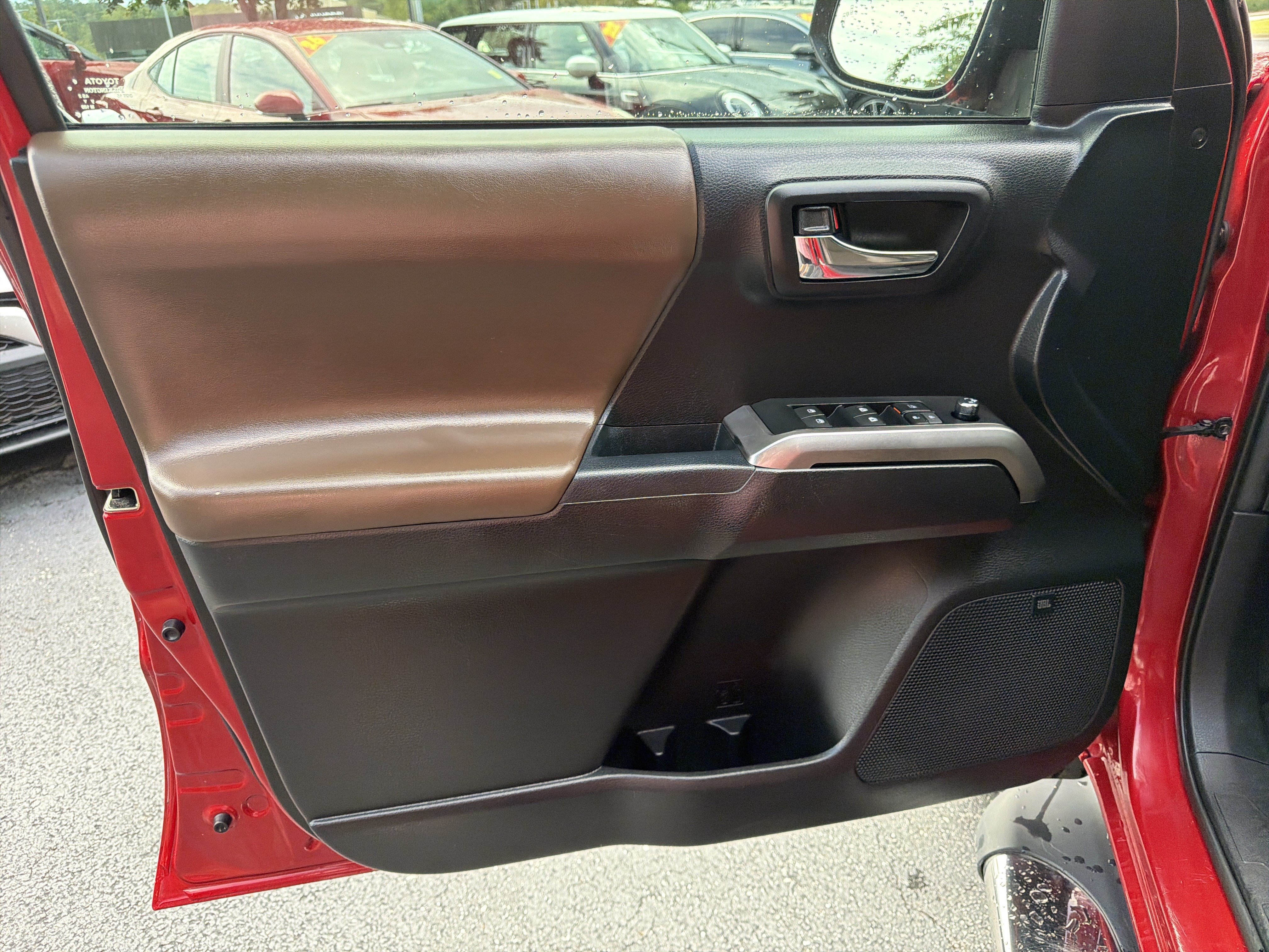 Used 2016 Toyota Tacoma Limited w/ Towing Package RWD image 10