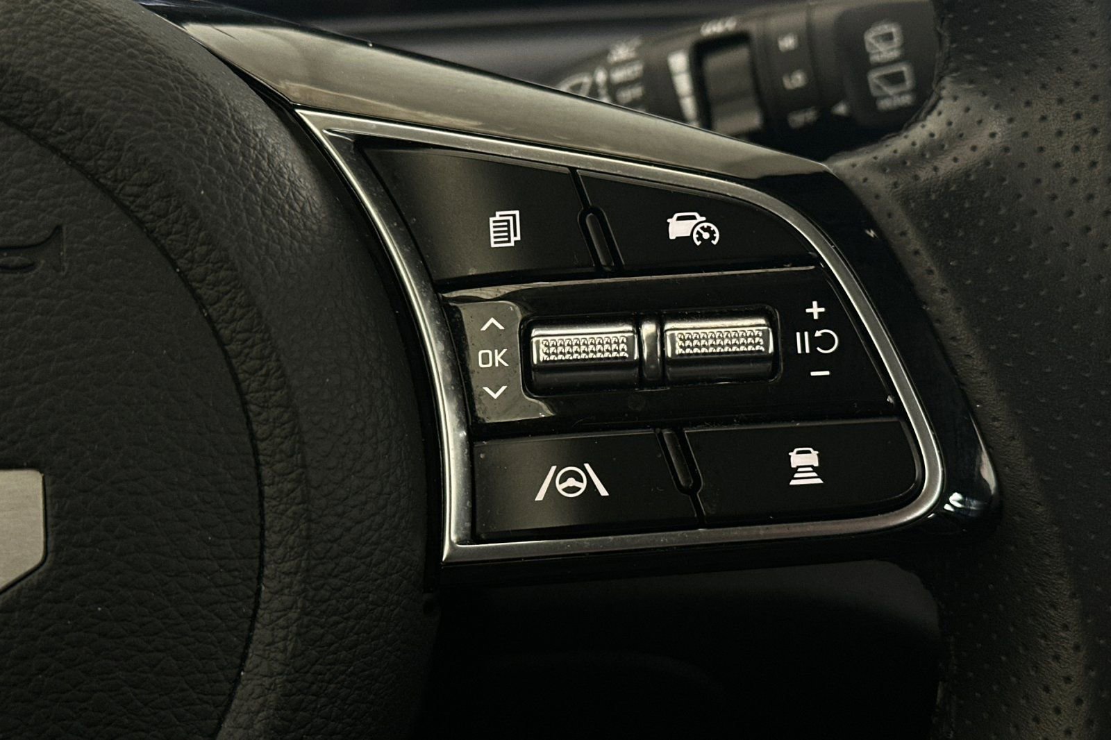 Used 2025 Kia Seltos SX image 28