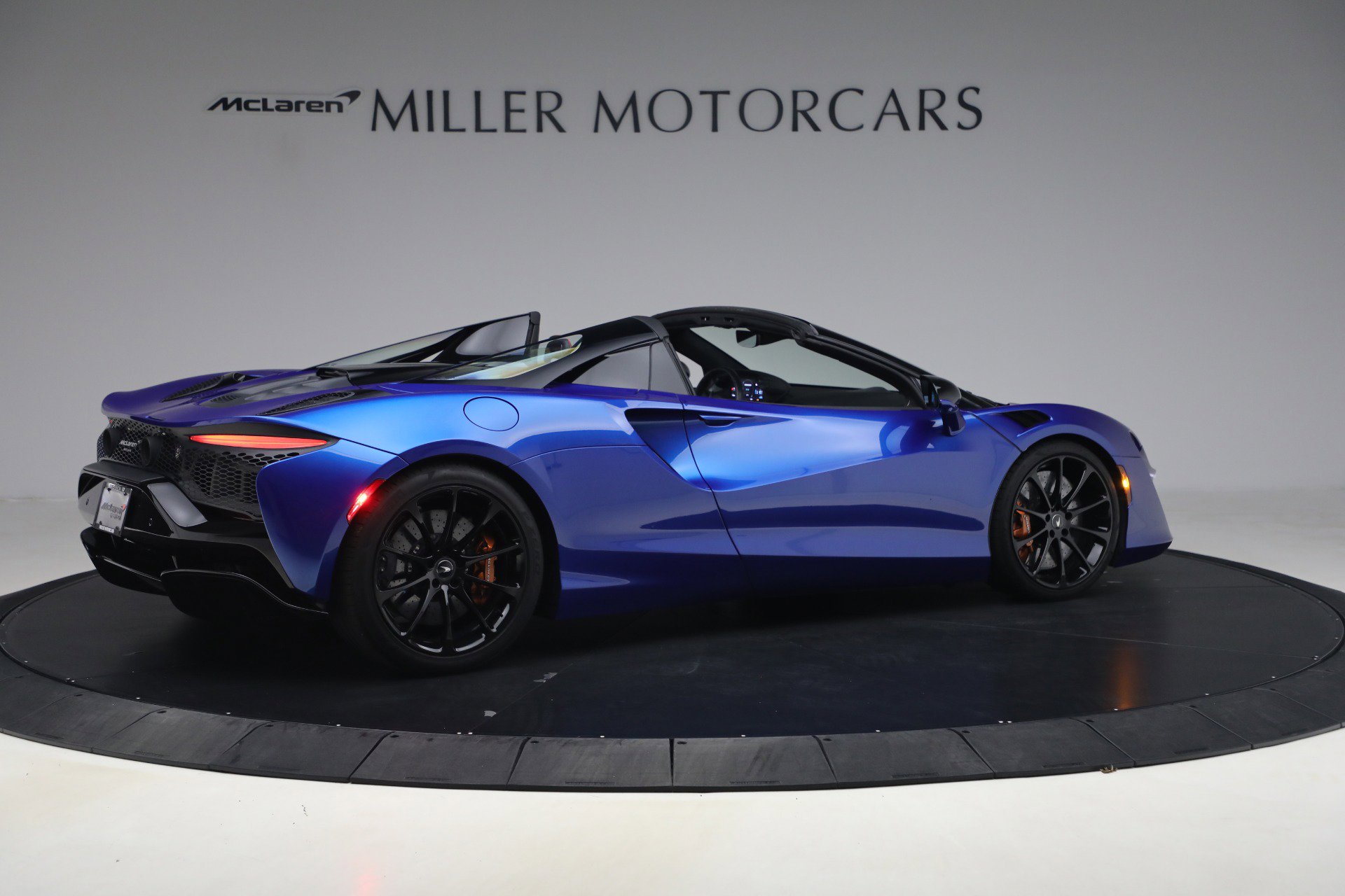 Used 2025 McLaren Artura Spider image 8