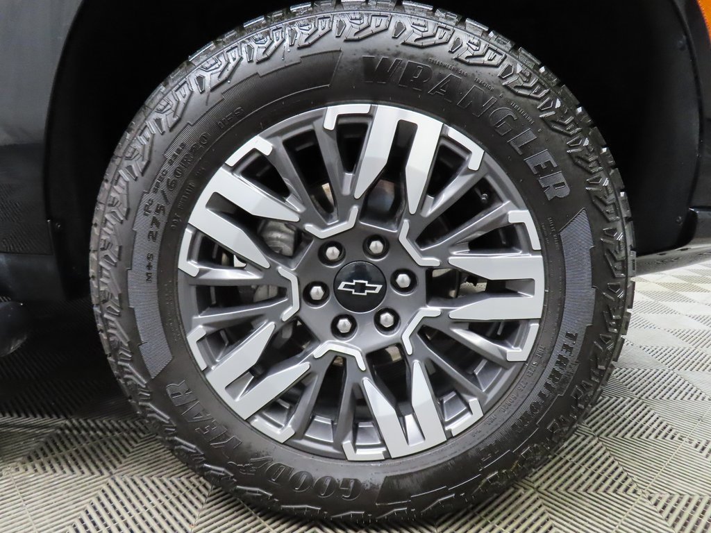 Used 2025 Chevrolet Suburban Z71 image 8