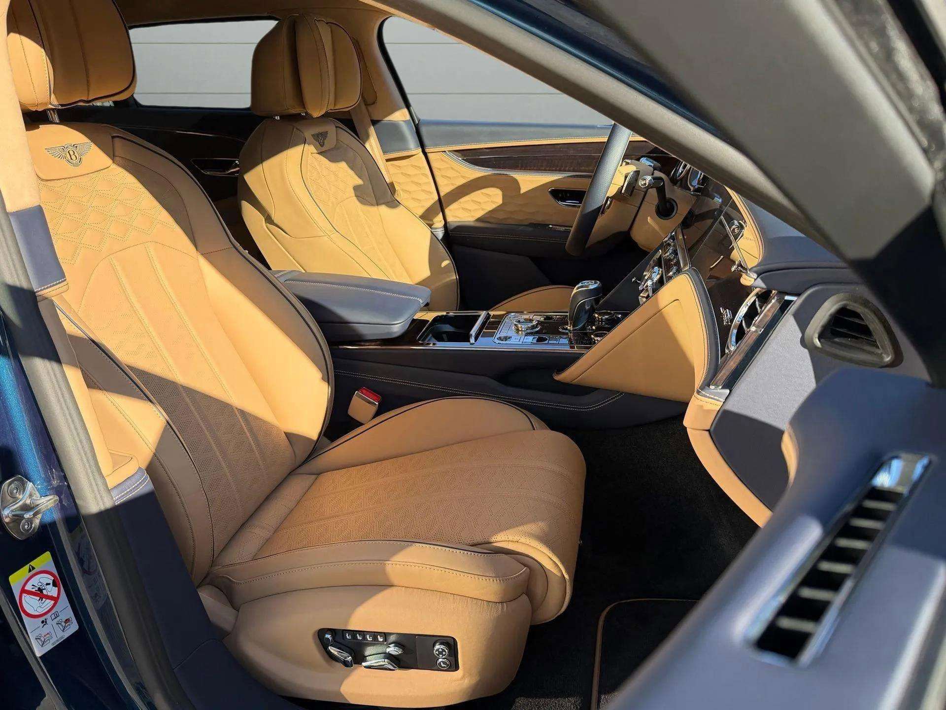 Used 2025 Bentley Flying Spur Plug-In Hybrid AWD/4WD image 38