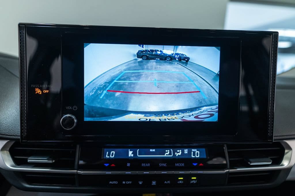 Used 2025 Toyota Sienna LE FWD image 30