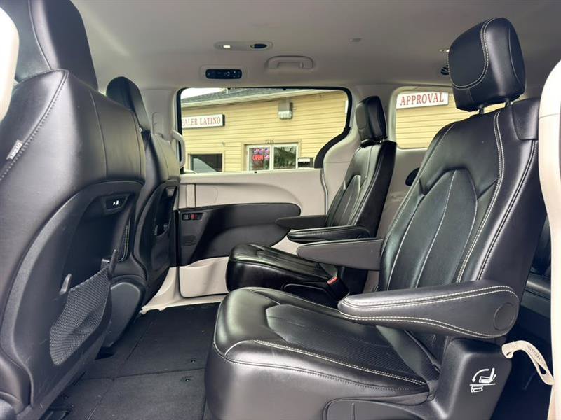 Used 2024 Chrysler Pacifica Touring-L FWD image 20
