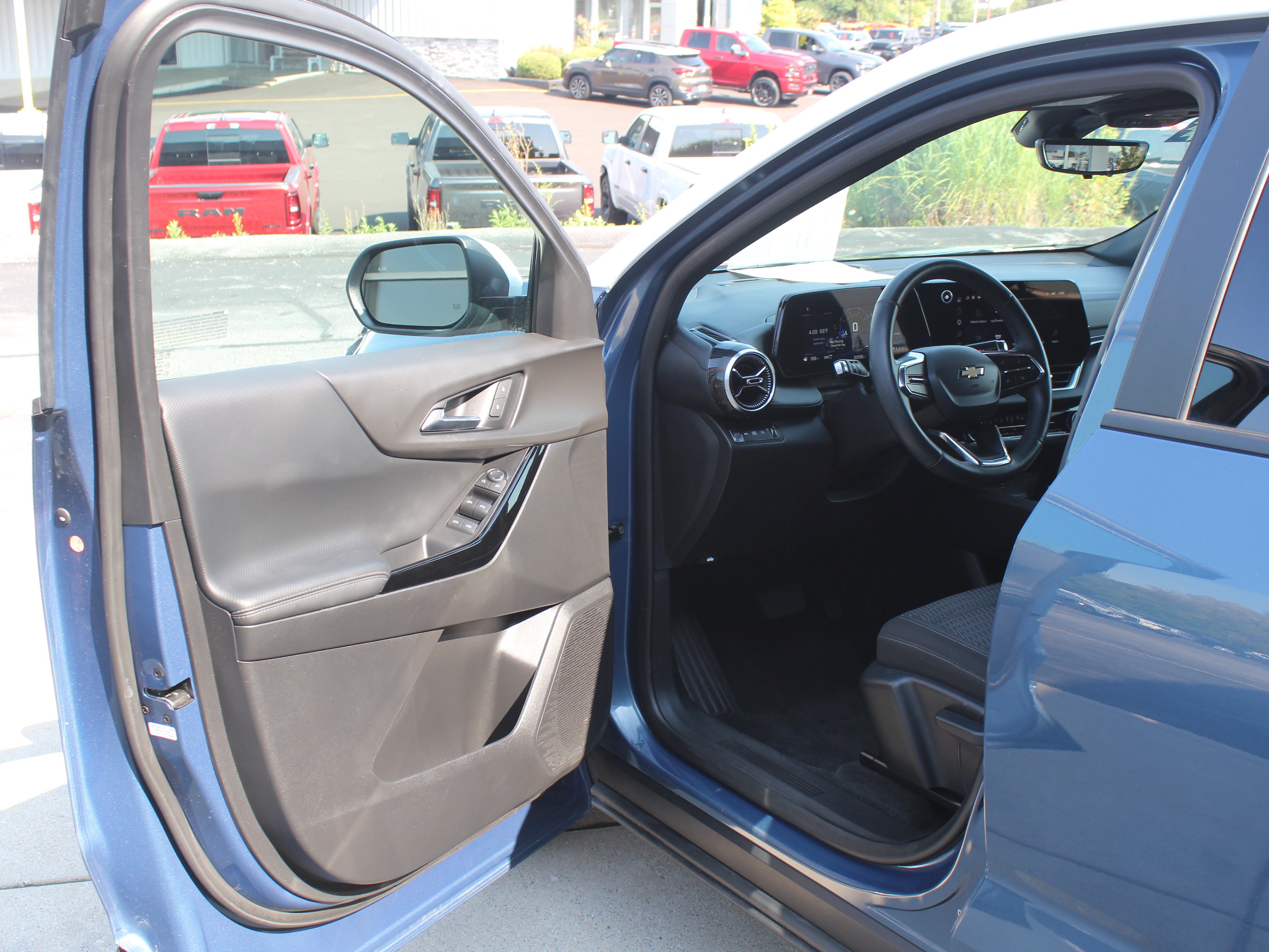 Used 2025 Chevrolet Equinox LT w/ Safety and Technology Package AWD/4WD image 12